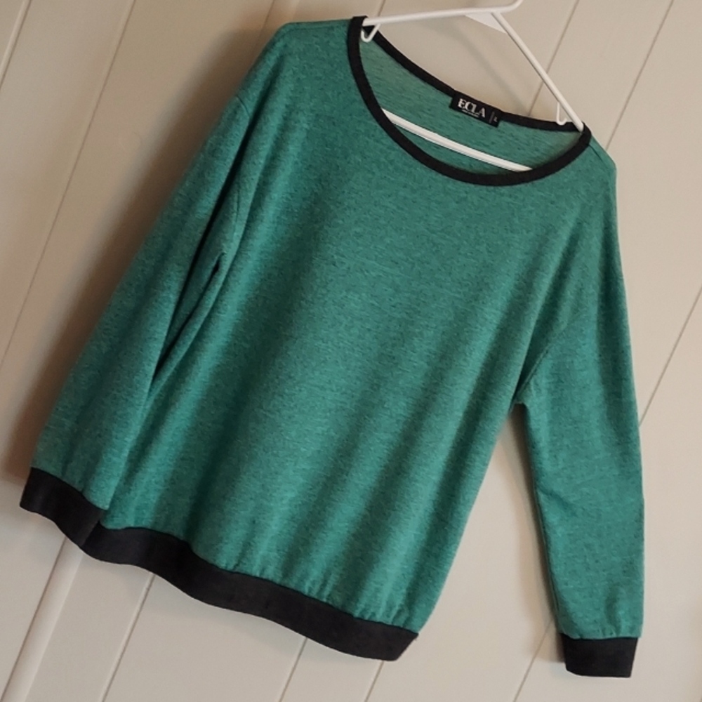 Womens lightweight knit top.  Large.